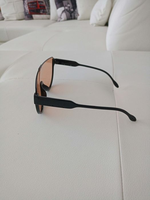 Vând ochelari de soare fashion produs de calitate superioara.