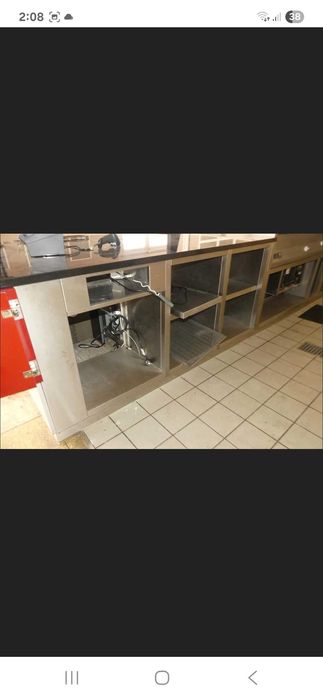 Linie autoservire profesională, cu vitrină frigorifică și zonă caldă