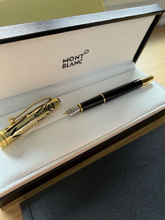 Stilou Montblanc negru si auriu model nou