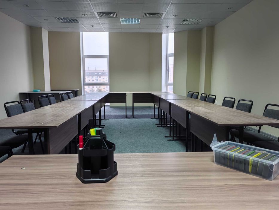 Продам письменный стол, стулья