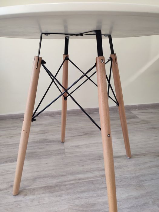 Бяла кръгла маса в скандинавски стил. Диаметър 80 см.