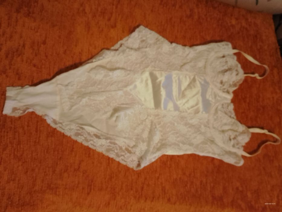 Sutiene și body pentru tinere