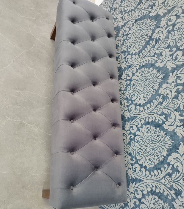 Vând bancuta,canapeluță din catifea gri model Chesterfield