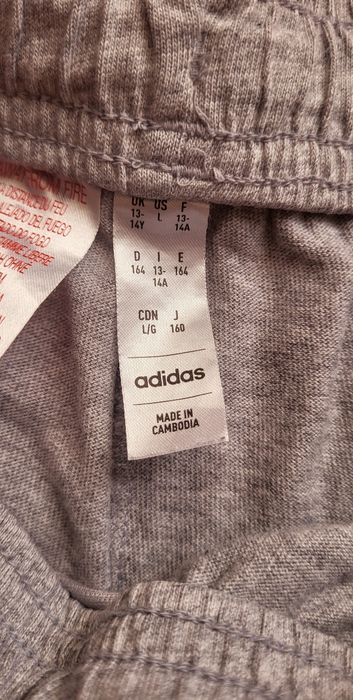 O pereche de pantaloni adidas
