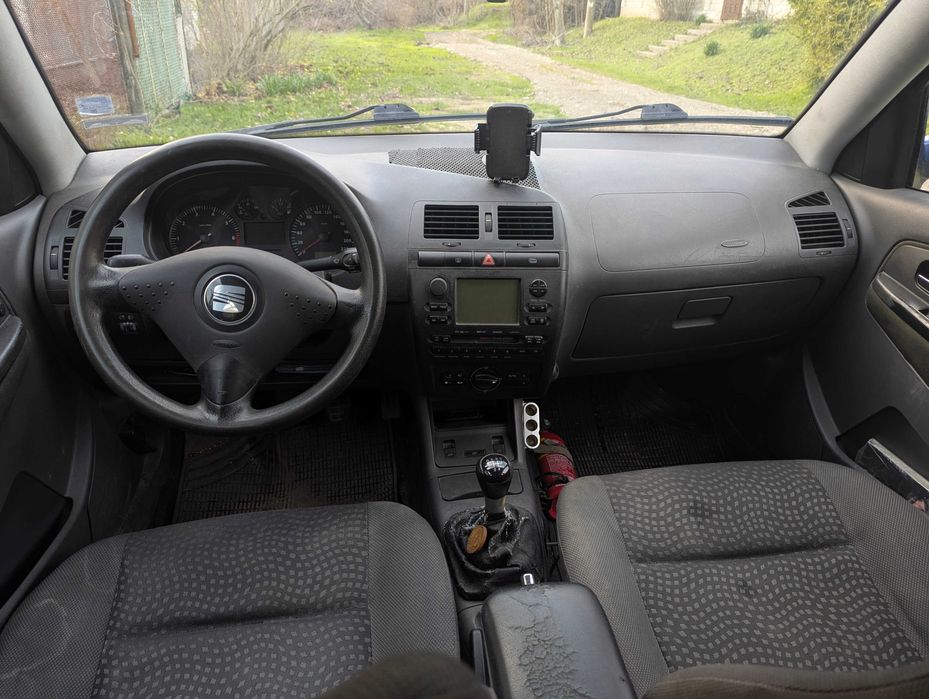 Продава се SEAT Cordoba Vario Signo (комби) 2002 г. Повреден двигател!