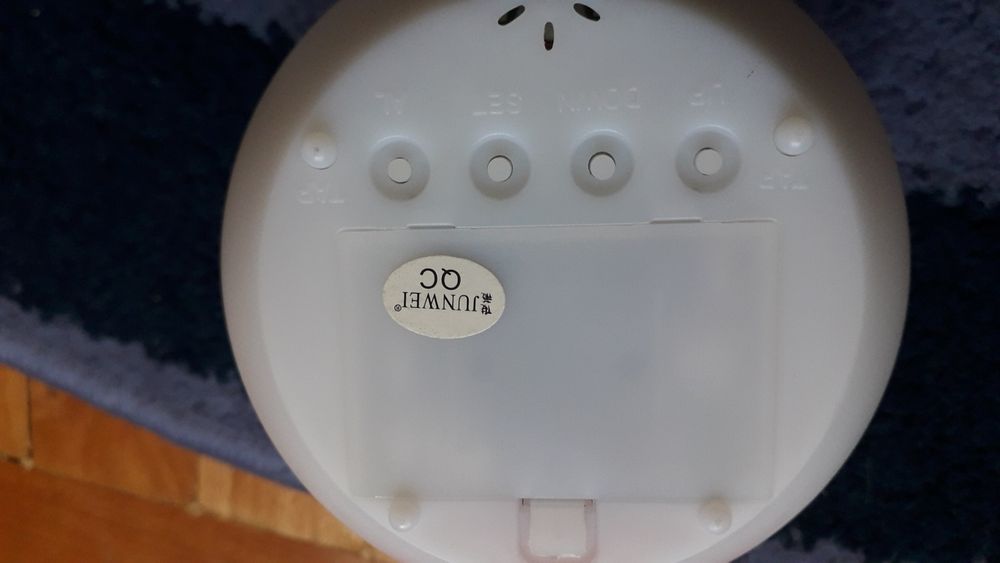 Ceas luminos care afiseaza temperatura, ora, data, cu sunete