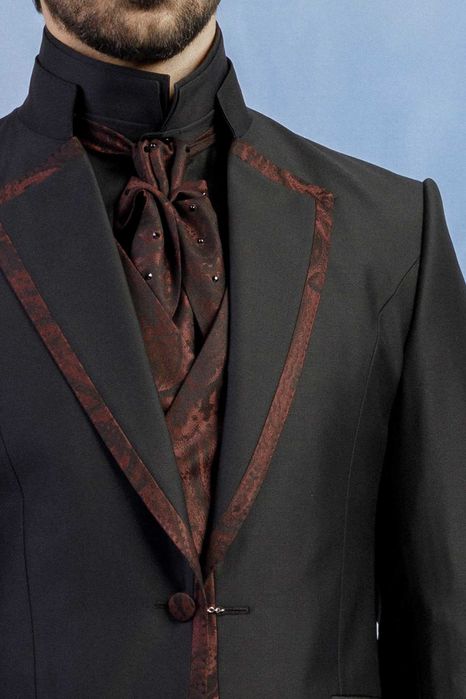 Абитуриентски костюм