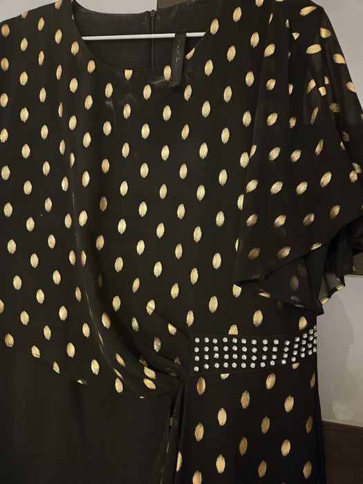 Rochie din stofa elastica si suprapunere cu voal midi cu un croi