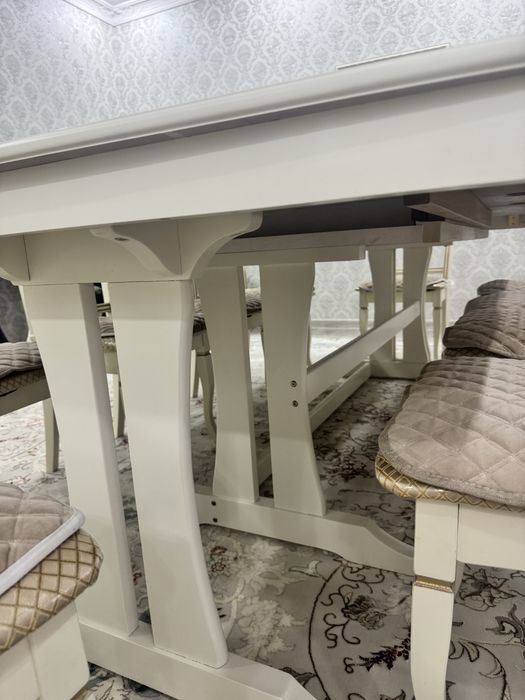 Стол со стульями для гостинной