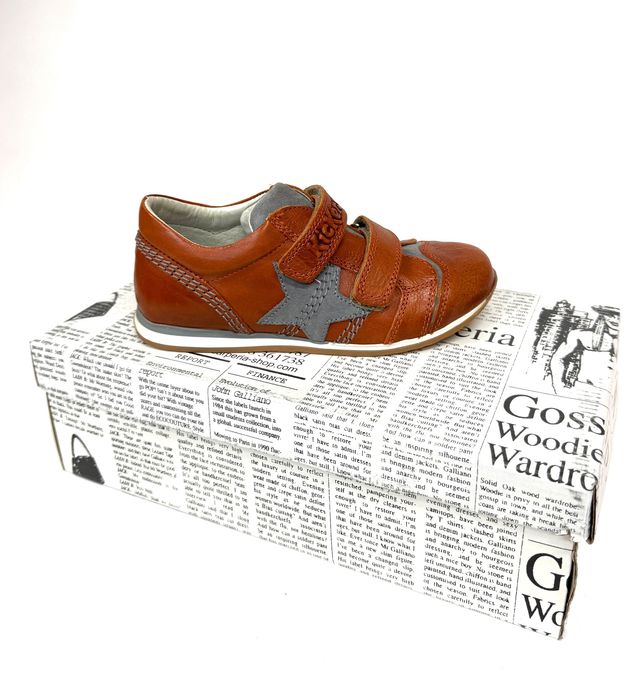 Детски обувки, сандали, боти и пантофи на разпродажба от магазин.