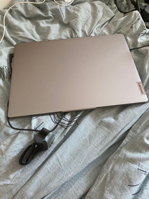 Vând Lenovo IdeaPad Slim3i