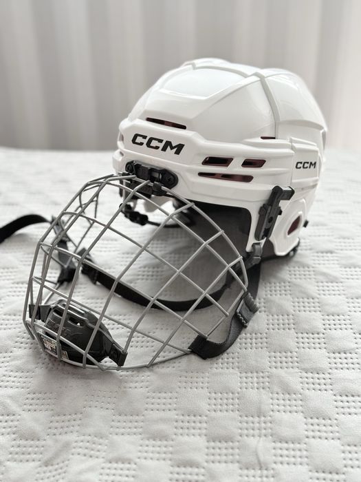 Продается шлем хоккейный CCM
