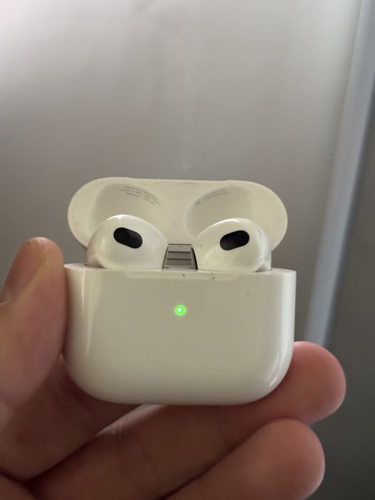 Продам наушники Airpods 3