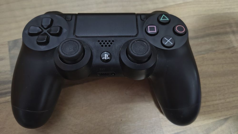 Consolă PlayStation 4 (PS4 Fat) + 1 Manetă + 3 Jocuri