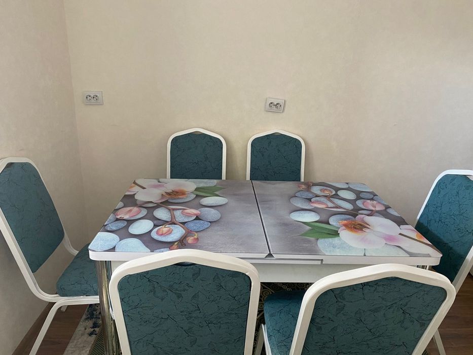 Стол орындықтарымен сатылады