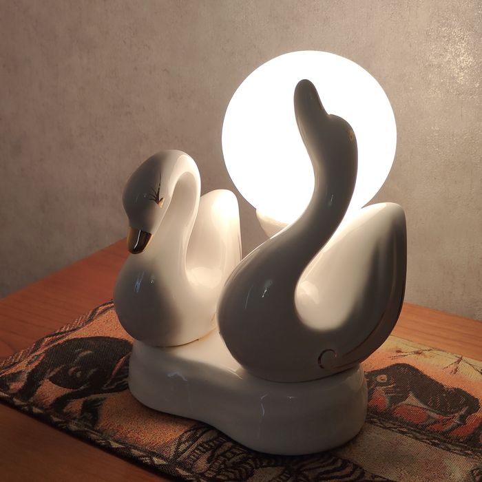 Продам светильник/ночник "Лебеди"