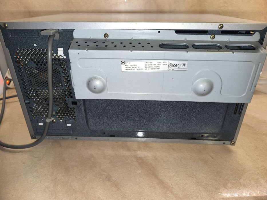 Продавам микровълнова фурна 900 W с грил 1300 W марка Electrolux