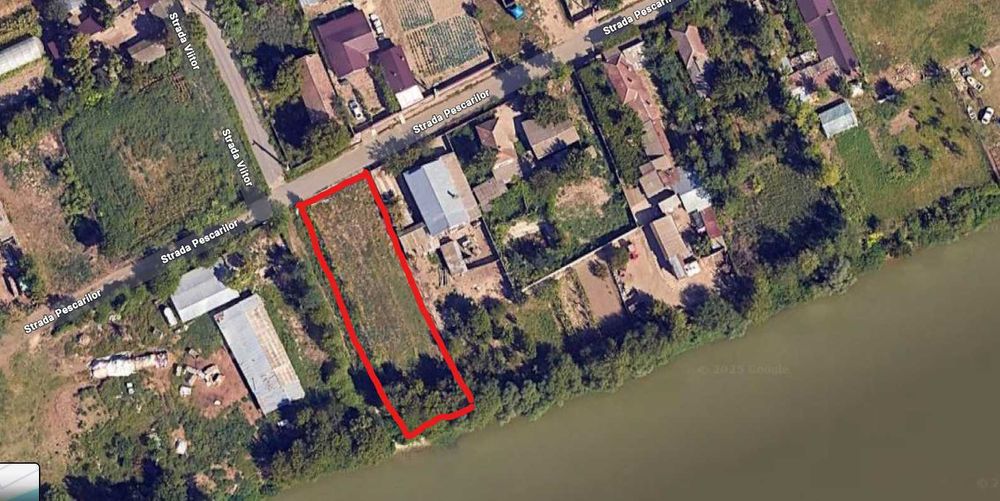 Vand teren intravilan cu deschidere la apa, asfalt, utilitati