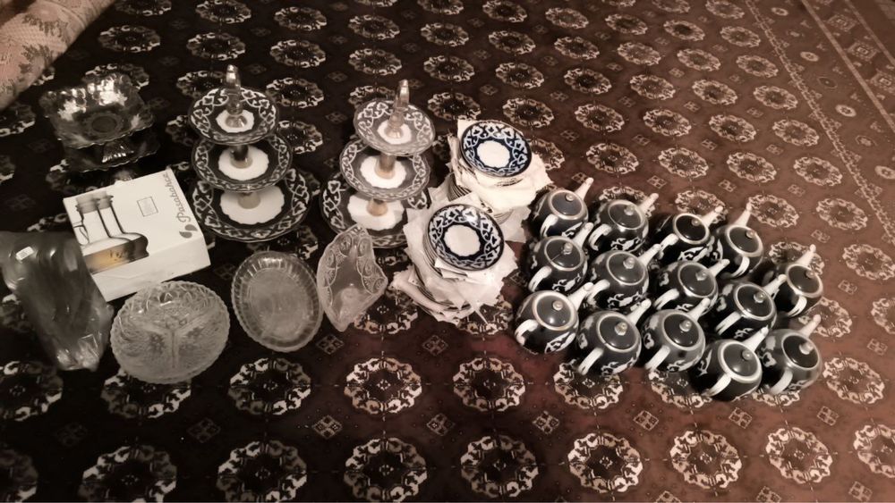 продается чайно-сервировочный набор в восточном стиле.