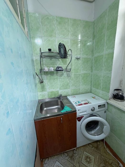 Срочно здаеться Аренду 1 ком квартира городе Чирчике районе Навои цент