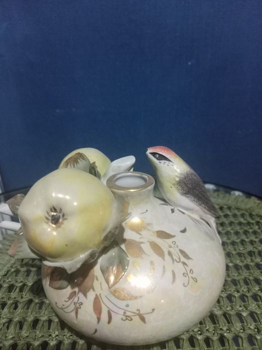 Продам фарфоровую вазочку