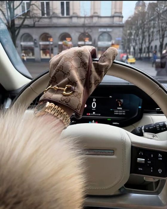 Женщина инструктор по вождению