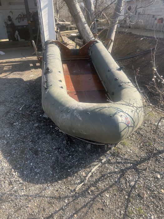 надуваема лодка с твърдо дъно 4.10 м