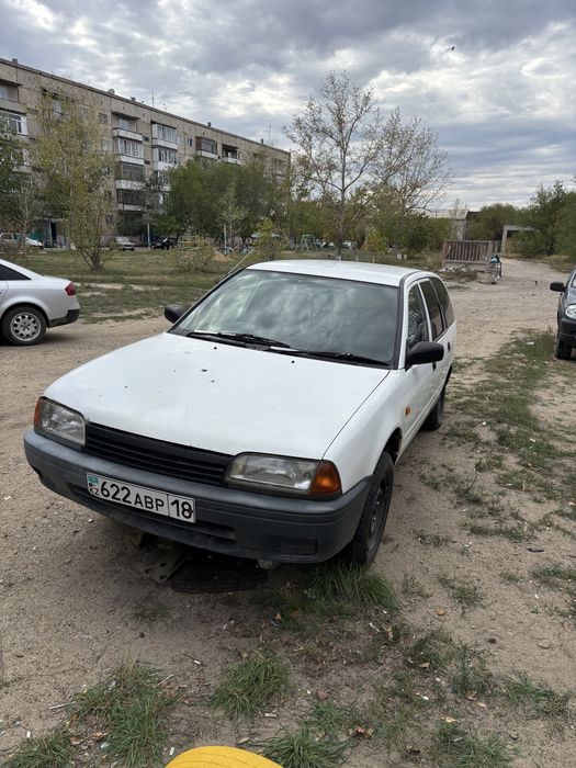 Nissan Avenir 1998 года