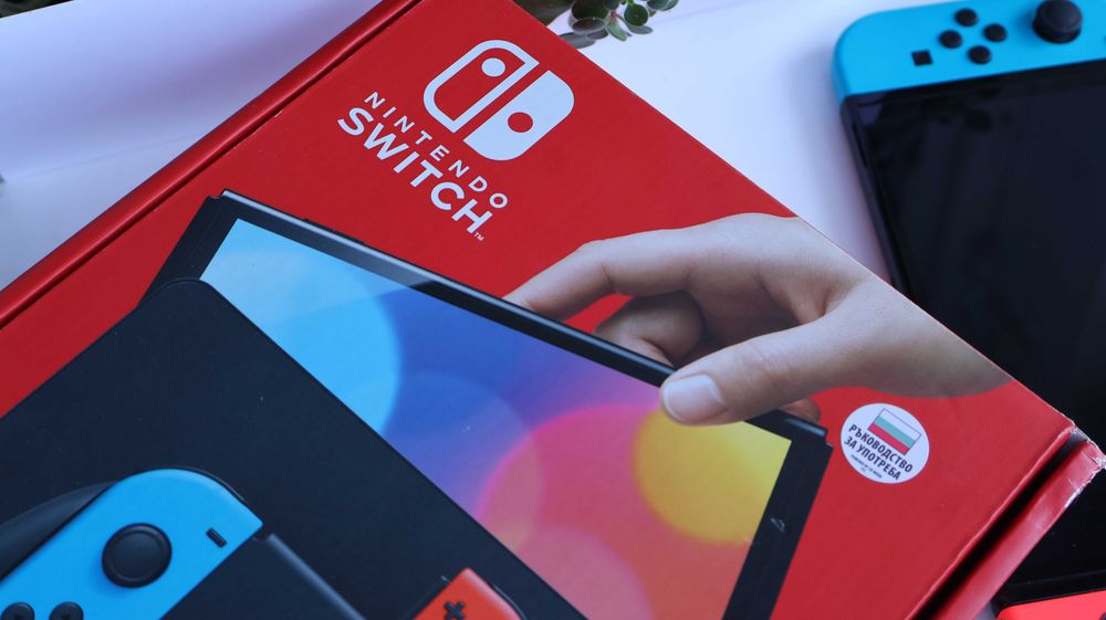 Nintendo Switch OLED – пълен комплект + 2 чифта оригинални Joy-Con + NYXI Hyperion Pro