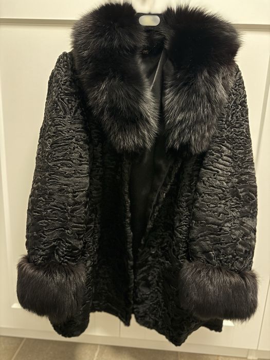 Haină din blană naturală astrakhan cu vulpe
