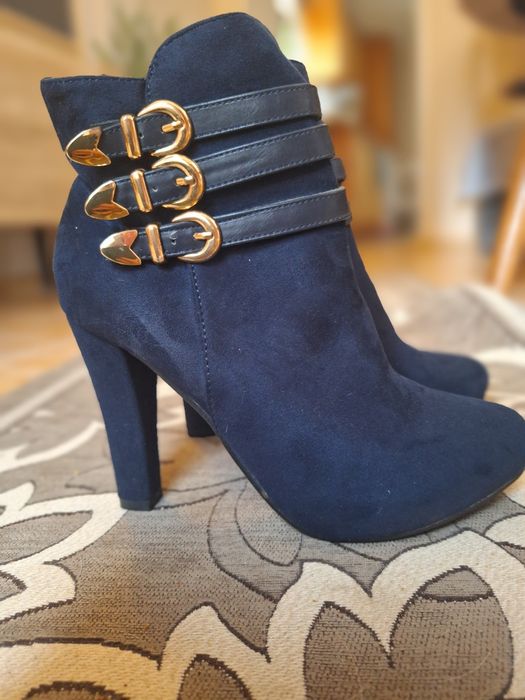 Тъмно сини велурени боти