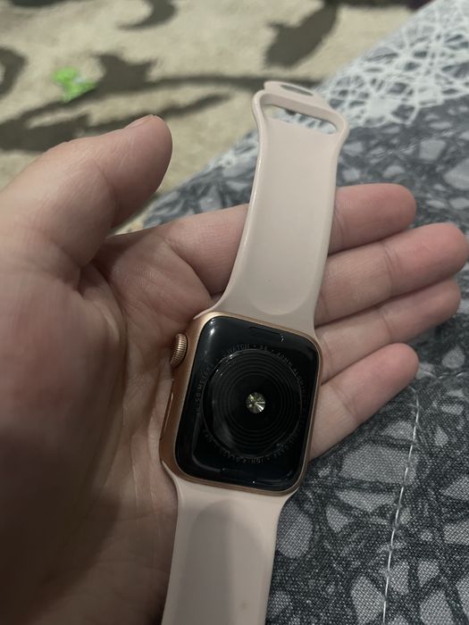 Apple Watch SE (40 мм, Rose Gold)