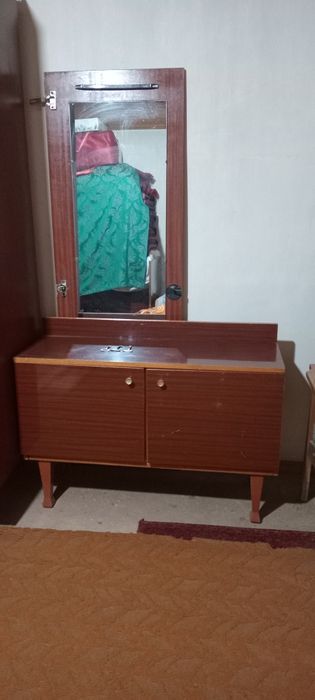 Eski sfatli yogochdan shkaf karavat kreslo 5ta narsa 1.5mln  oyna