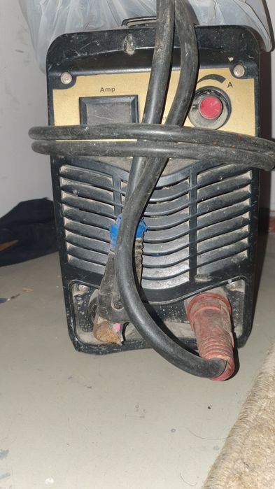 Срочно продам электро сварка работает 220V