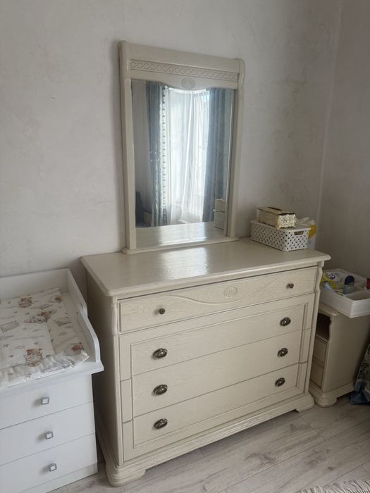 Шкаф и два комода с зеркалом