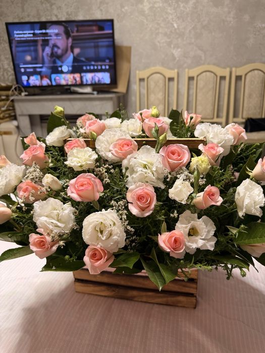 Свежие цветы в корзине