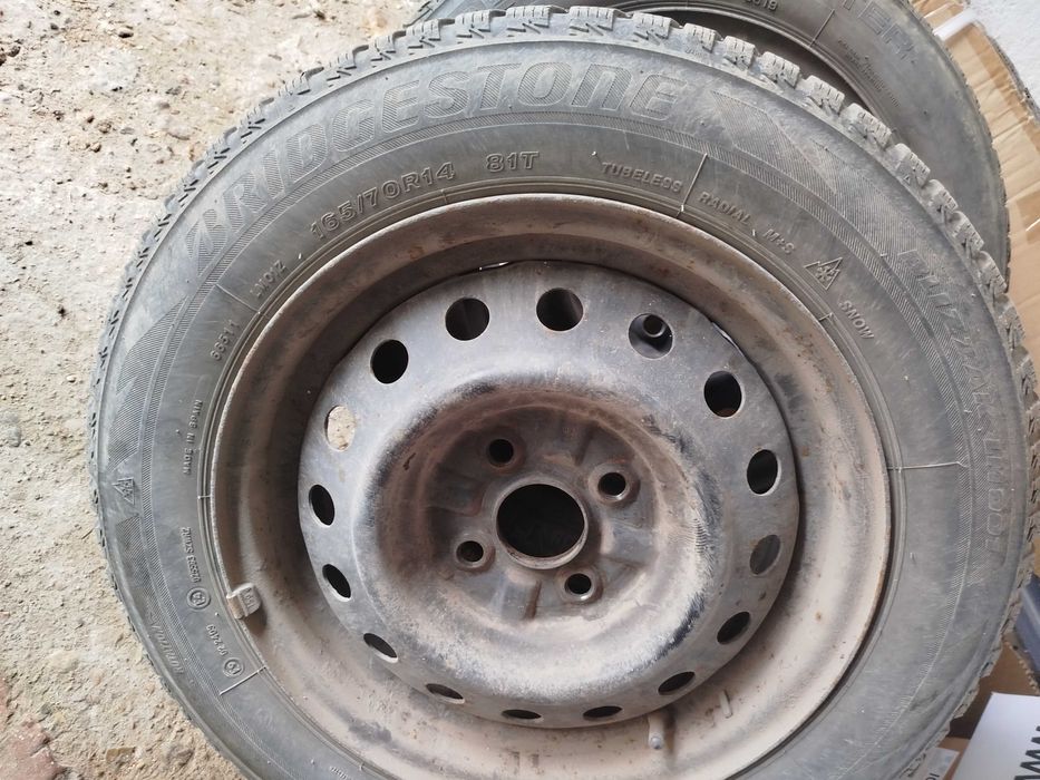 Продавам зимни гуми почти нови с джанти Субару Джъсти 165/70/14  5jx14