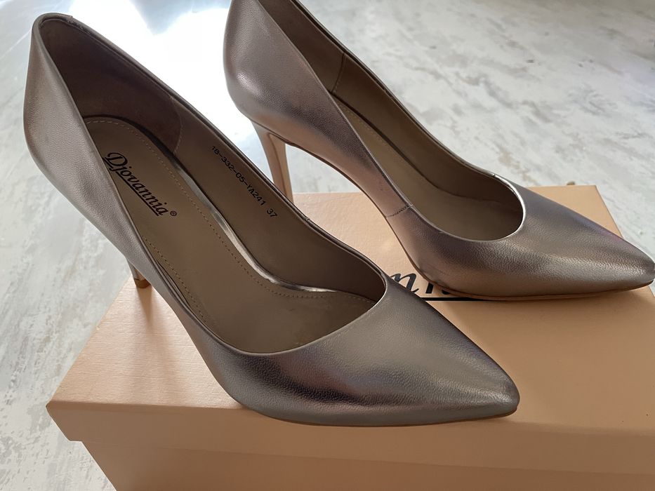 Продам туфли лодочки .Золото