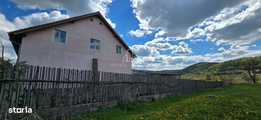 Clădire multifuncțională de vânzare, 470mp utili/nivel, Saes, judet Mu