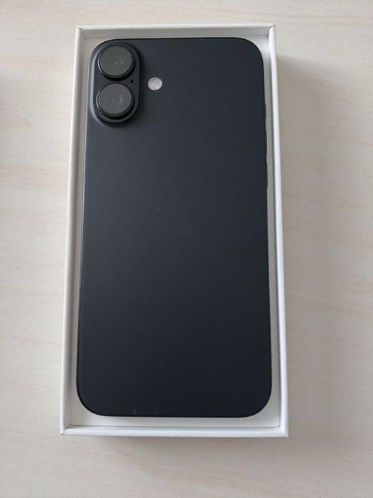 Iphone 16 plus с гаранция