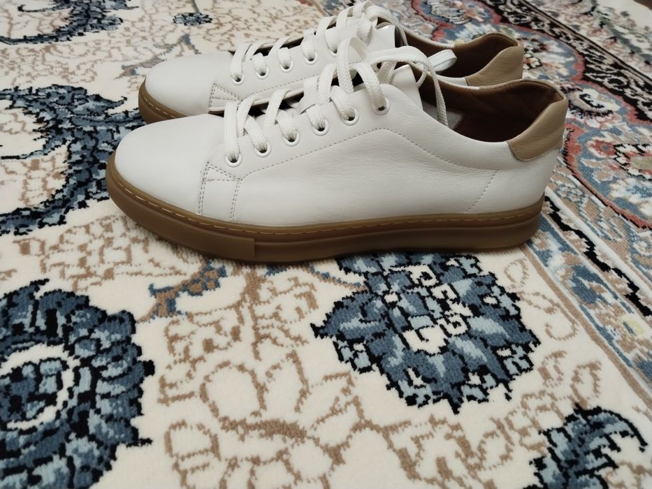 Кроссовки сатылады натуральный кожа размер 43 подошва гелевый