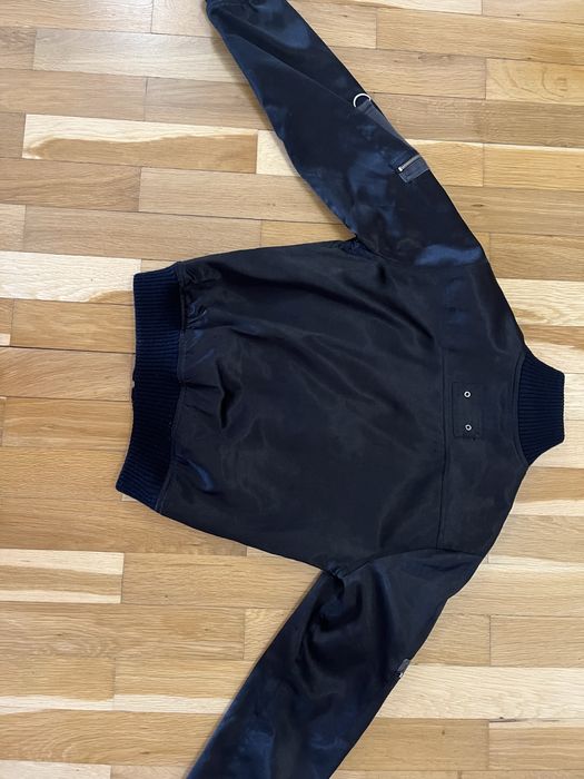 Дамско сатенено яке бомбър