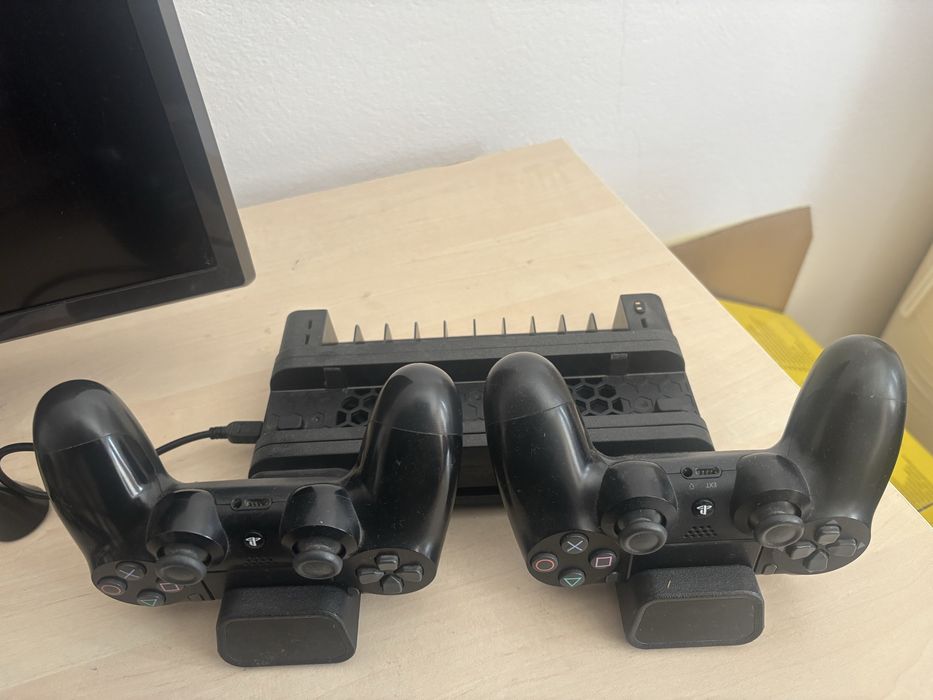 Vand PS 4 Slim cu statie de incarcare, capacitate 1 TB