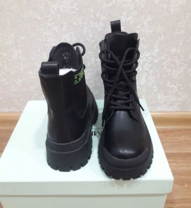 Новые кожаные ботинки на девочку