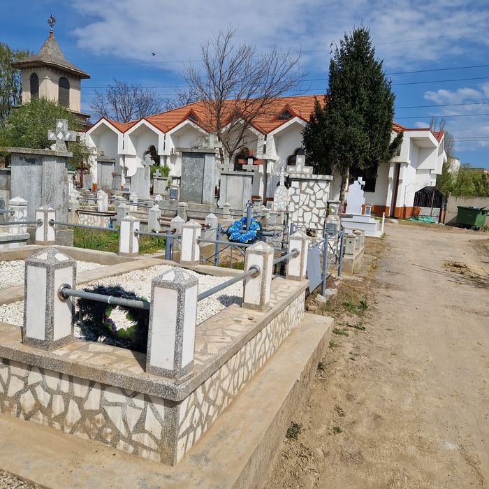 Vând 2 locuri de veci în cimitirul Ghe Lazar( Galați). Sola C , rândul 7( libere)