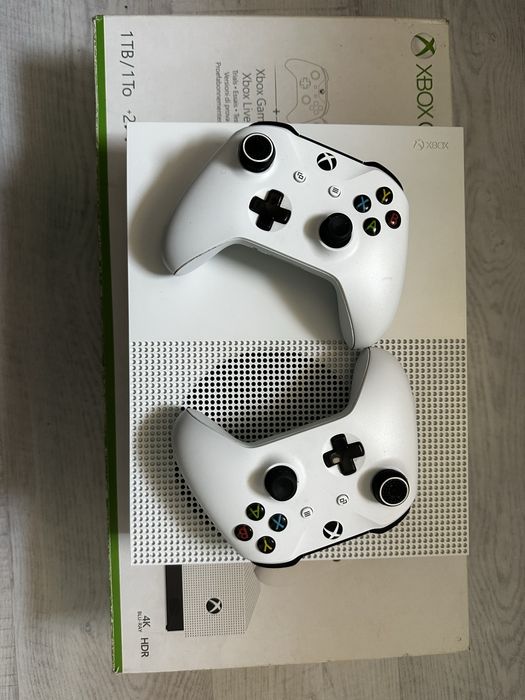XBox One S 1Tb + 2 controllere