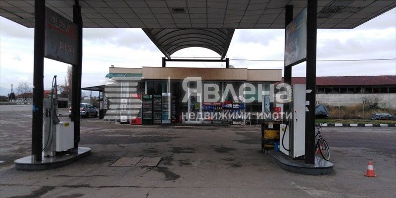 Бензиностанция  на главния път за Сливен, село Крушаре