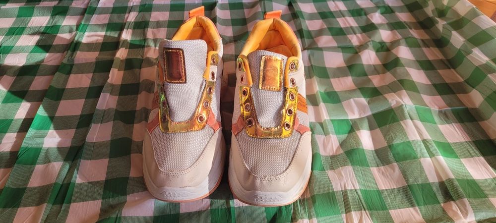 Бели-оранжеви маратонки