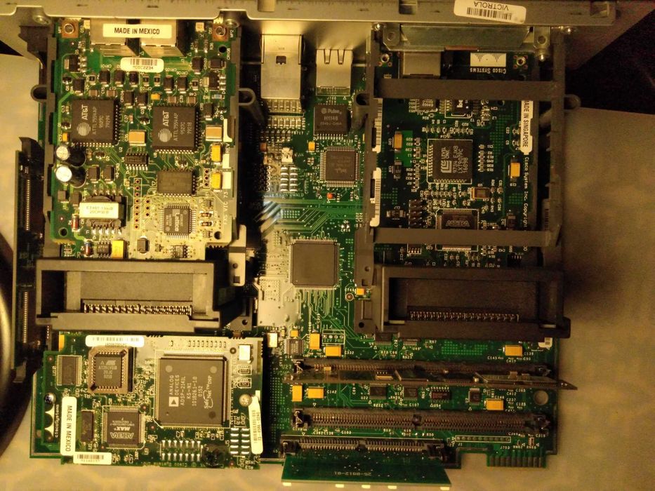 Cisco 1751 cu extensie VIC 2FXS , modul Ethernet si modul hardware VPN