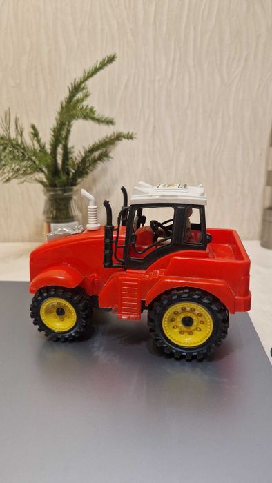 Игрушки   трактор и меч